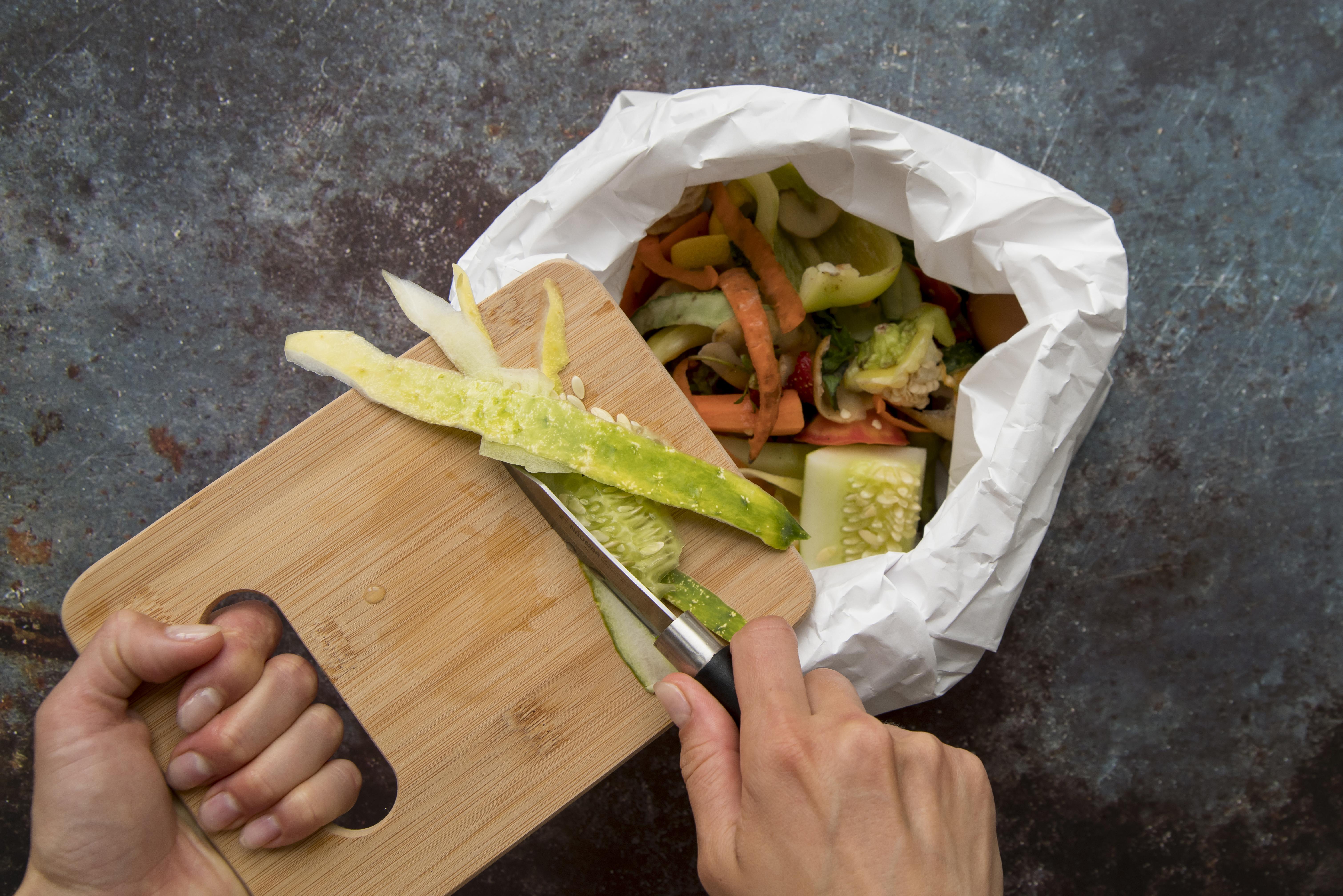 Desperdicio alimentario: restos de frutas y verduras descartados en un cubo de basura